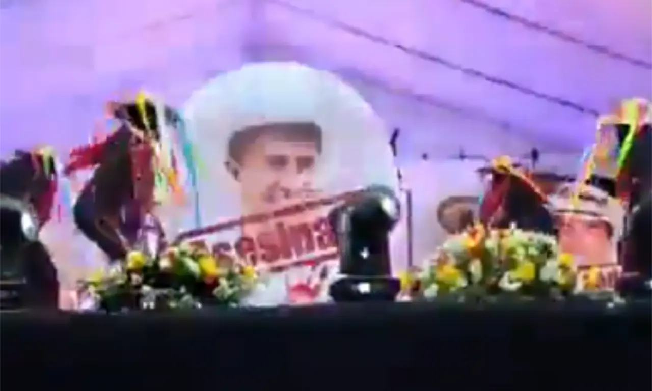  La coreografía simulaba movimientos coordinados que evocaban operativos armados. 