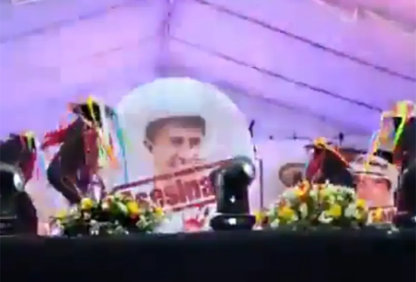 La coreograf&iacute;a simulaba movimientos coordinados que evocaban operativos armados.