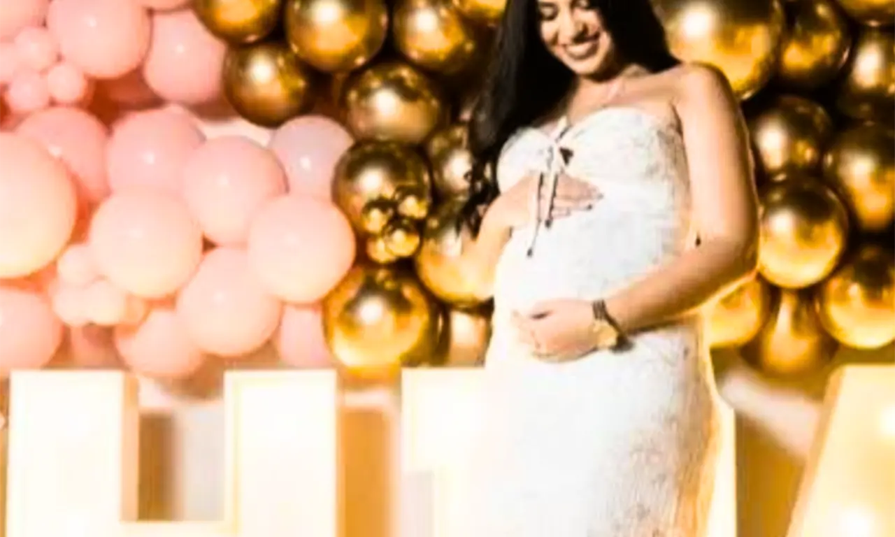  Mientras se encontraba en la terraza de su vivienda junto a su madre, un hombre llegó en motocicleta y abrió fuego contra ella. 