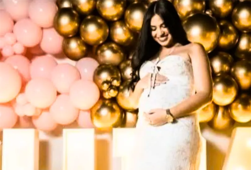 Mientras se encontraba en la terraza de su vivienda junto a su madre, un hombre llegó en motocicleta y abrió fuego contra ella. Mientras se encontraba en la terraza de su vivienda junto a su madre, un hombre llegó en motocicleta y abrió fuego contra ella.