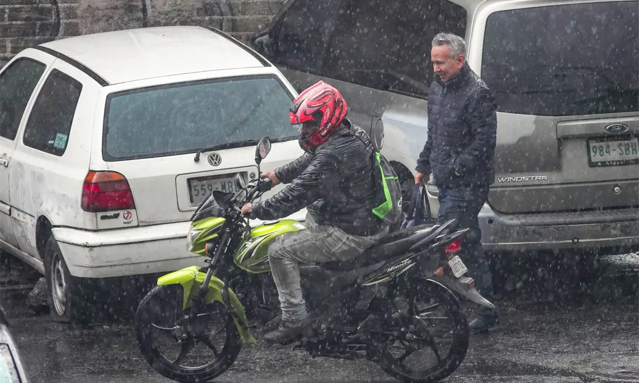  El fraude de montachoques evoluciona en la CDMX: ahora utilizan motocicletas para provocar accidentes, presionar a conductores y escapar con mayor facilidad. 