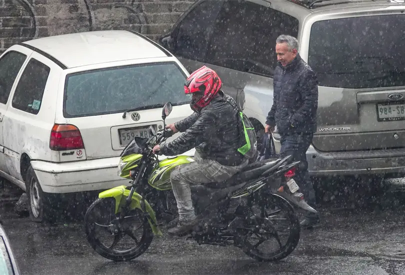 El fraude de montachoques evoluciona en la CDMX: ahora utilizan motocicletas para provocar accidentes, presionar a conductores y escapar con mayor facilidad. El fraude de montachoques evoluciona en la CDMX: ahora utilizan motocicletas para provocar accidentes, presionar a conductores y escapar con mayor facilidad.