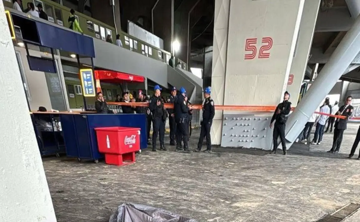 El aficionado murió cerca del acceso 52. X: @AlexSanchezMx.