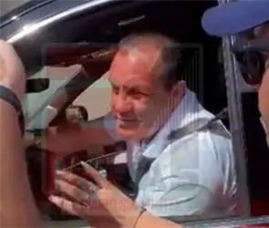 Cuauht&eacute;moc Blanco llega al Estadio Banorte en lujosa camioneta y le abren el estacionamiento