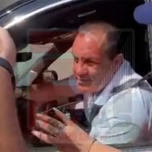 Cuauht&eacute;moc Blanco llega al Estadio Banorte en lujosa camioneta y le abren el estacionamiento