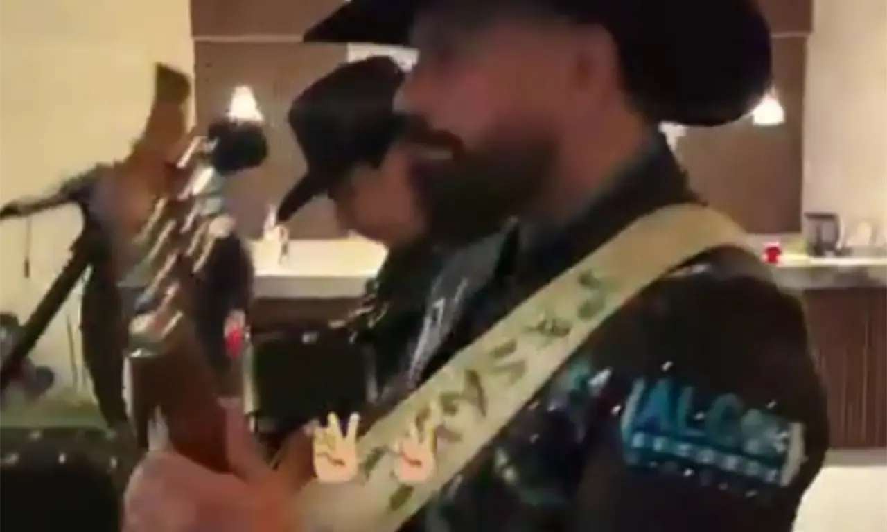  El cantante principal, Arturo, perdió la vida tras recibir impactos de bala de manera directa. 