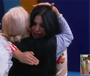 Curvy Zelma se entera de la muerte de su pap&aacute; mientras est&aacute; aislada en La Casa de los Famosos