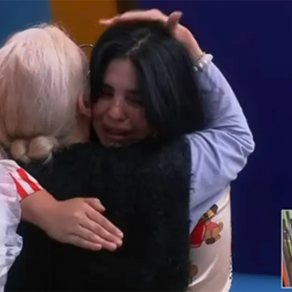 Curvy Zelma se entera de la muerte de su papá mientras está aislada en La Casa de los Famosos Curvy Zelma se entera de la muerte de su papá mientras está aislada en La Casa de los Famosos