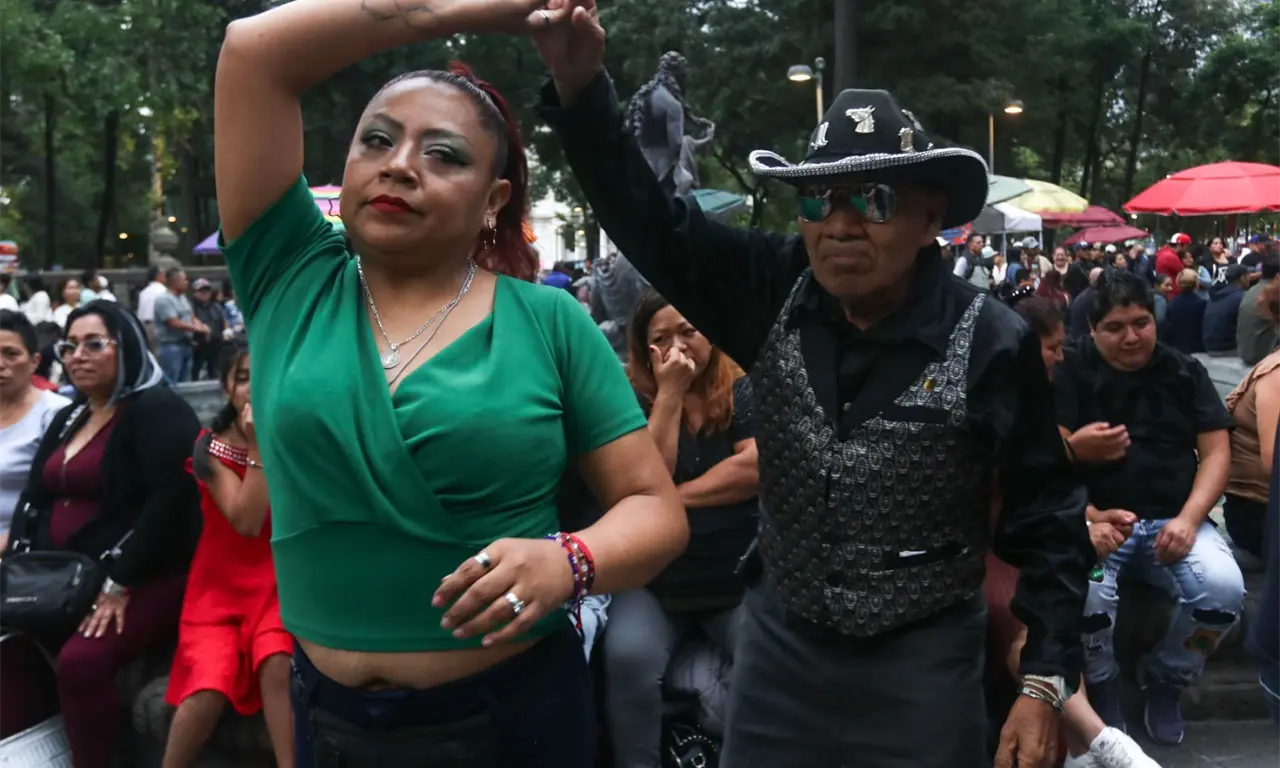  La práctica incluye pasos básicos, giros y coordinación con la música, elementos clave para comenzar a desenvolverse en este estilo. 