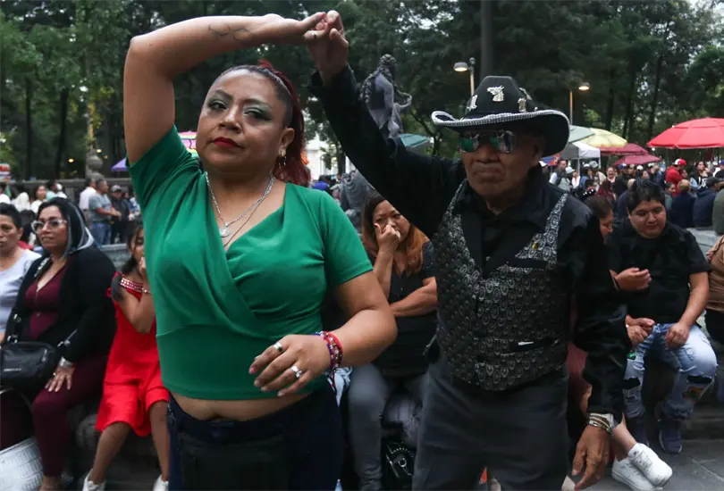 La práctica incluye pasos básicos, giros y coordinación con la música, elementos clave para comenzar a desenvolverse en este estilo.