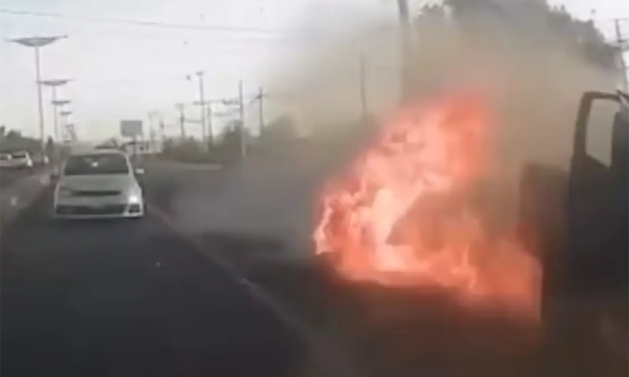  Videos difundidos en redes sociales muestran el momento en que la unidad explota de forma repentina, sin impacto previo con otros vehículos. 