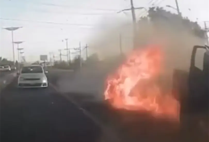 Videos difundidos en redes sociales muestran el momento en que la unidad explota de forma repentina, sin impacto previo con otros vehículos.