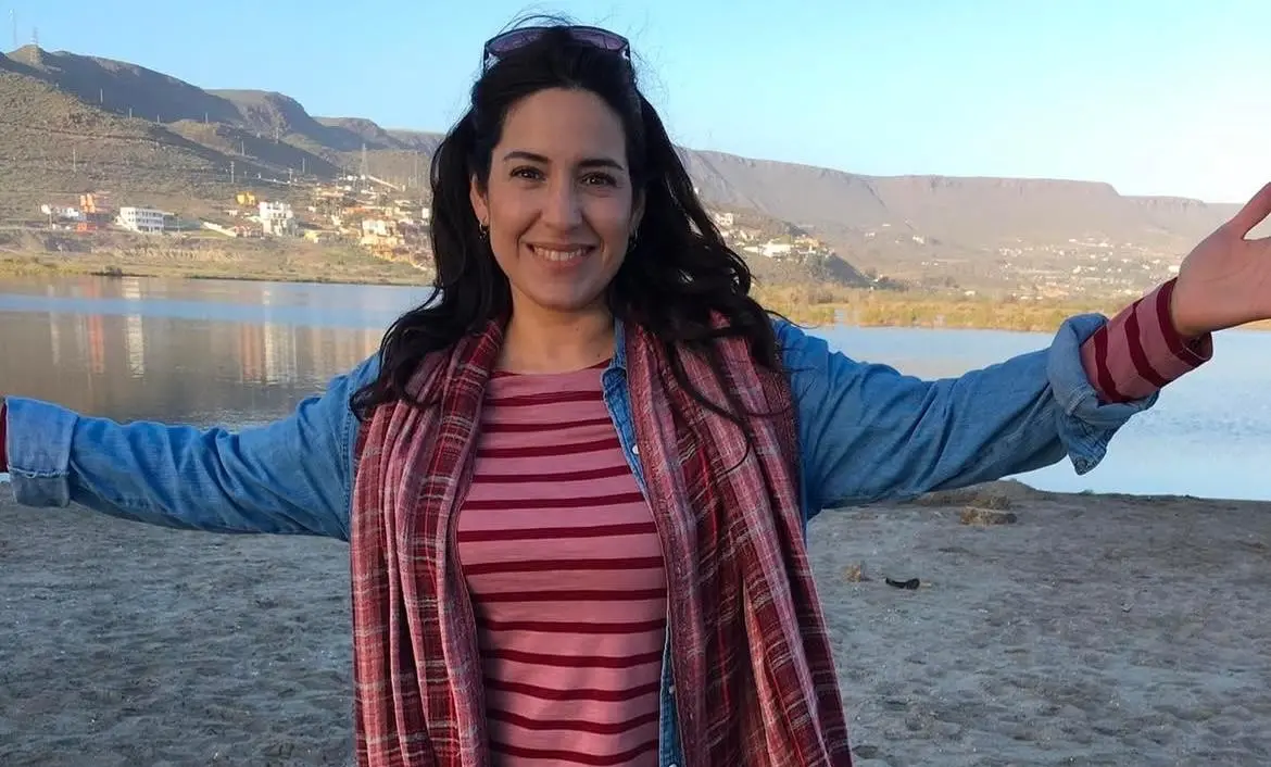 En la historia, Elena era una joven talentosa y sensible que luchaba por abrirse camino en el mundo artístico pese a las adversidades y problemas económicos. Su personaje era uno de los más entrañables por su perseverancia y nobleza.