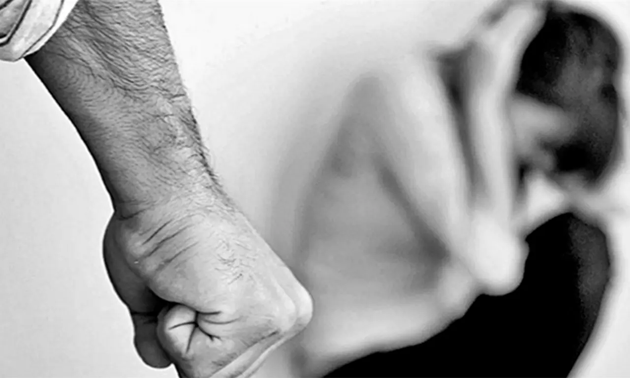  Hombre estrella su camioneta contra su casa y luego trata de ahorcar a su esposa 