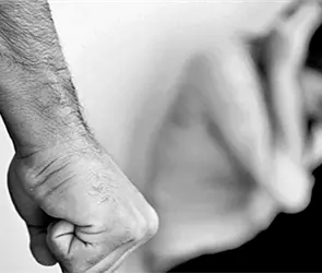 Hombre estrella su camioneta contra su casa y luego trata de matar a su esposa