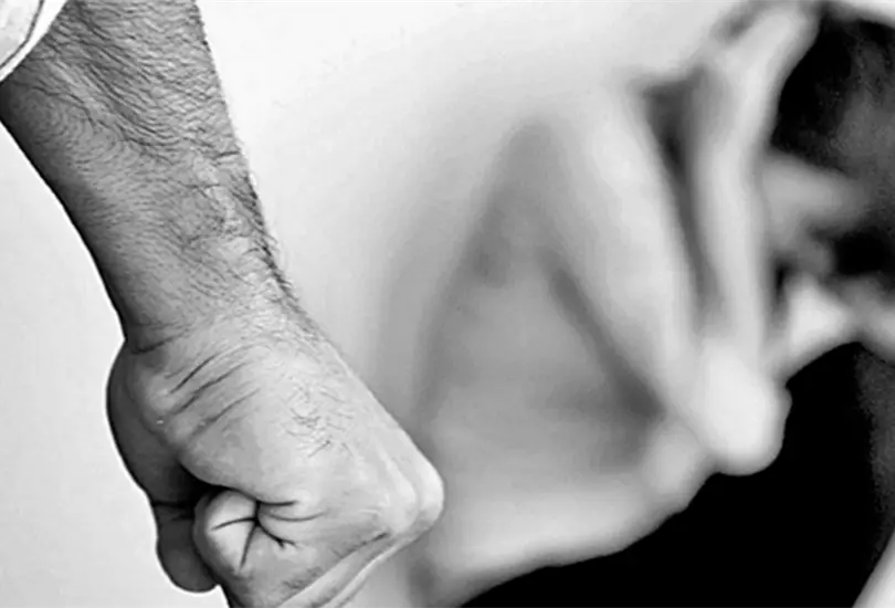 Hombre estrella su camioneta contra su casa y luego trata de matar a su esposa