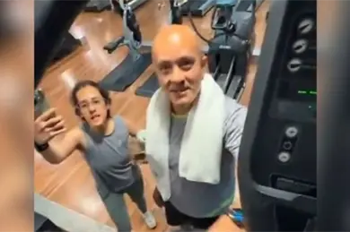 Brutal agresi&oacute;n en Sports World Altavista: exhiben a pareja por golpear a joven tras reclamo