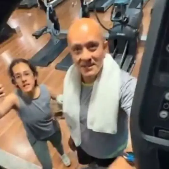 Brutal agresi&oacute;n en Sports World Altavista: exhiben a pareja por golpear a joven tras reclamo