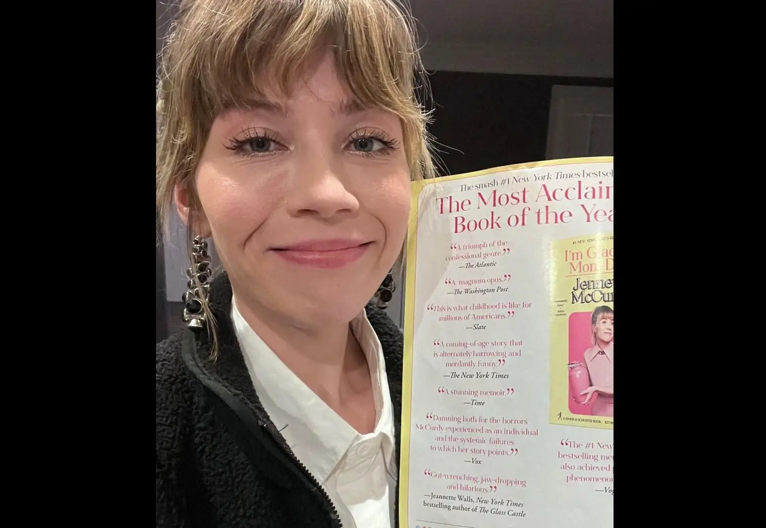 Ha dirigido varios proyectos propios, explorando temas como la identidad, la fama y las relaciones familiares desde una perspectiva m&aacute;s &iacute;ntima.