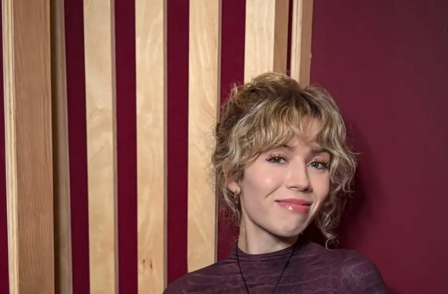 Hoy en d&iacute;a, tiene 33 a&ntilde;os y el pasado mes de enero lanz&oacute; su primera novela de ficci&oacute;n titulada 'Half His Age', en la que aborda relaciones complejas y din&aacute;micas de poder en una escuela.