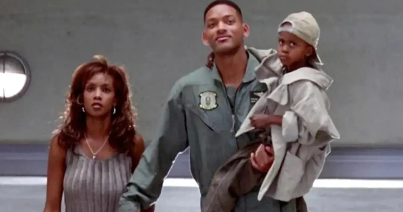 A pesar del &eacute;xito de la primera entrega, esta secuela lleg&oacute; a&ntilde;os despu&eacute;s sin uno de sus protagonistas m&aacute;s importantes: Will Smith. La historia intent&oacute; expandir el universo con nuevos personajes y efectos visuales m&aacute;s modernos, pero el resultado fue una trama poco s&oacute;lida y personajes sin el mismo carisma. Esto provoc&oacute; cr&iacute;ticas negativas y una respuesta tibia en taquilla.<br>