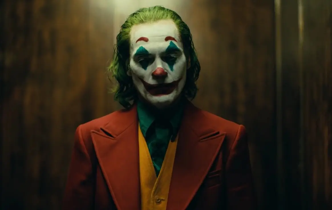 Despu&eacute;s del enorme &eacute;xito de 'Joker' (2019), la secuela gener&oacute; grandes expectativas. Sin embargo, su arriesgado enfoque musical y los cambios en el estilo narrativo no convencieron a todos los espectadores. Aunque algunos elogiaron su propuesta diferente, muchos consideraron que se alej&oacute; demasiado de lo que hizo exitosa a la primera pel&iacute;cula, lo que se reflej&oacute; en cr&iacute;ticas mixtas.