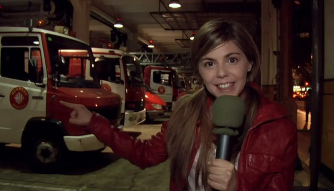 Aunque mantuvo parte del estilo de c&aacute;mara en mano que caracteriz&oacute; a la primera pel&iacute;cula, esta secuela decidi&oacute; incorporar elementos m&aacute;s sobrenaturales y explicaciones religiosas que cambiaron el tono original. Este giro dividi&oacute; a los fans, ya que muchos consideraron que se perdi&oacute; el realismo y la tensi&oacute;n que hicieron destacar a la primera entrega.