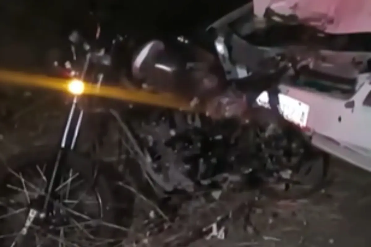  Encuentran a niña herida tras brutal choque donde murieron su madre y un menor; buscan a su familia 