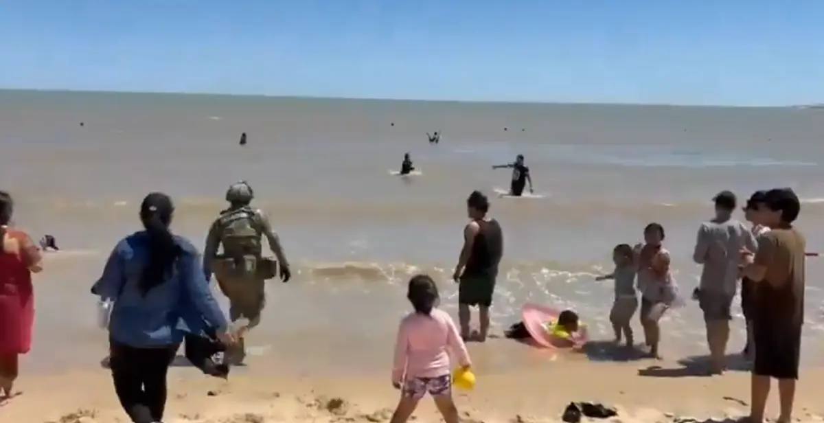 El marino se lanzó al agua al ver a la persona en peligro. Especial.