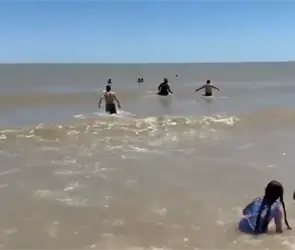 Momento exacto en que marino rescata a turista que era tragado por el mar en Baja California