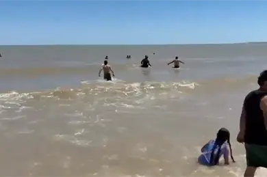 Momento exacto en que marino rescata a turista que era tragado por el mar en Baja California
