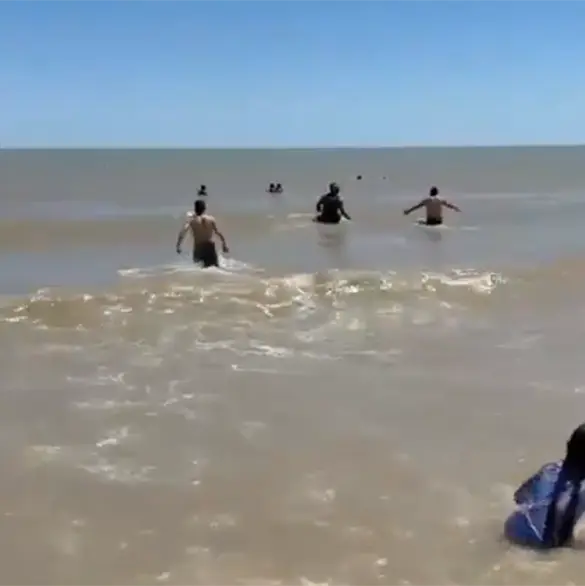 Momento exacto en que marino rescata a turista que era tragado por el mar en Baja California