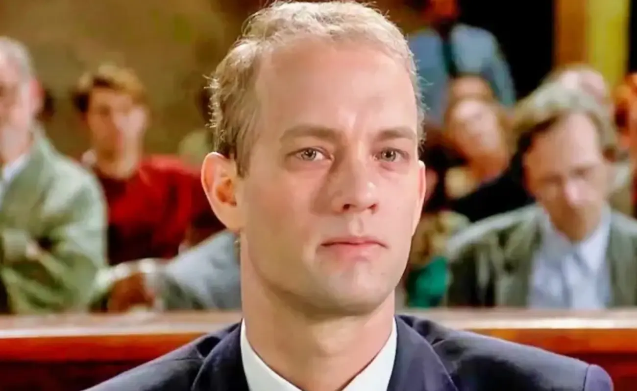 El actor británico fue considerado para interpretar al abogado que lucha contra la discriminación tras ser diagnosticado con VIH, pero decidió no involucrarse en el proyecto. Tom Hanks asumió el papel y logró una de las actuaciones más emotivas de su carrera, por la que ganó el Oscar a Mejor actor. El actor británico fue considerado para interpretar al abogado que lucha contra la discriminación tras ser diagnosticado con VIH, pero decidió no involucrarse en el proyecto. Tom Hanks asumió el papel y logró una de las actuaciones más emotivas de su carrera, por la que ganó el Oscar a Mejor actor.