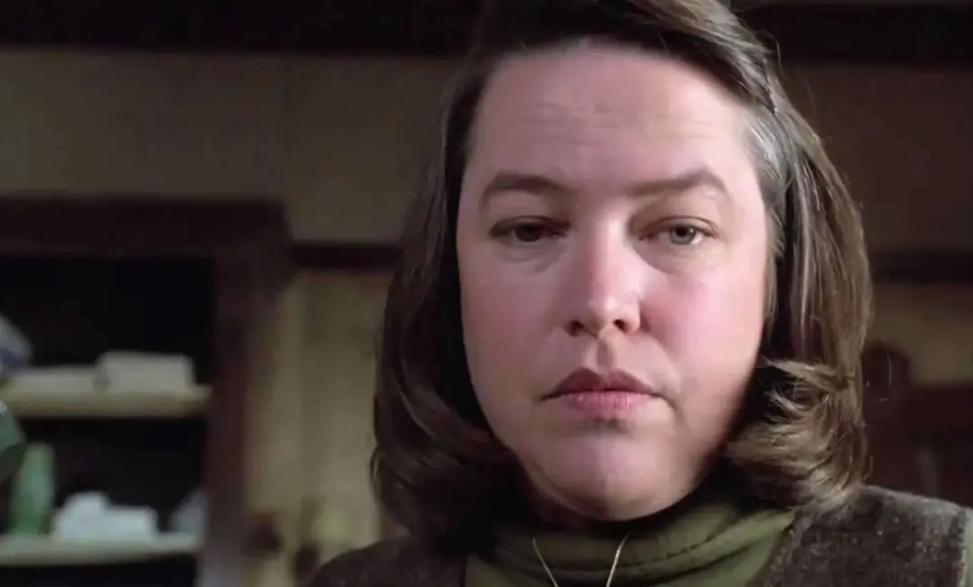 La actriz rechazó el papel para participar en 'Los timadores', una decisión que no resultó del todo favorable en términos de premios. El papel de la obsesiva fan Annie Wilkes terminó en manos de Kathy Bates, quien ofreció una actuación impactante que le valió el Oscar a Mejor actriz. Con el tiempo, este personaje se ha convertido en uno de los villanos más recordados del cine. La actriz rechazó el papel para participar en 'Los timadores', una decisión que no resultó del todo favorable en términos de premios. El papel de la obsesiva fan Annie Wilkes terminó en manos de Kathy Bates, quien ofreció una actuación impactante que le valió el Oscar a Mejor actriz. Con el tiempo, este personaje se ha convertido en uno de los villanos más recordados del cine.