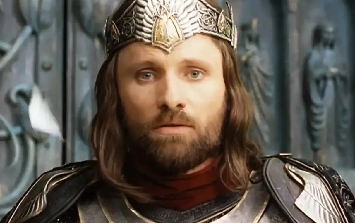 El actor tuvo la oportunidad de dar vida al valiente heredero al trono de Gondor, pero decidió no participar para evitar alejarse de su familia durante el extenso rodaje en Nueva Zelanda, que duró varios meses. El papel fue interpretado por Viggo Mortensen, quien terminó convirtiéndose en uno de los rostros más emblemáticos de la saga. La trilogía fue un éxito rotundo y 'El retorno del rey' arrasó en los premios Oscar con 11 estatuillas, incluyendo Mejor película. El actor tuvo la oportunidad de dar vida al valiente heredero al trono de Gondor, pero decidió no participar para evitar alejarse de su familia durante el extenso rodaje en Nueva Zelanda, que duró varios meses. El papel fue interpretado por Viggo Mortensen, quien terminó convirtiéndose en uno de los rostros más emblemáticos de la saga. La trilogía fue un éxito rotundo y 'El retorno del rey' arrasó en los premios Oscar con 11 estatuillas, incluyendo Mejor película.