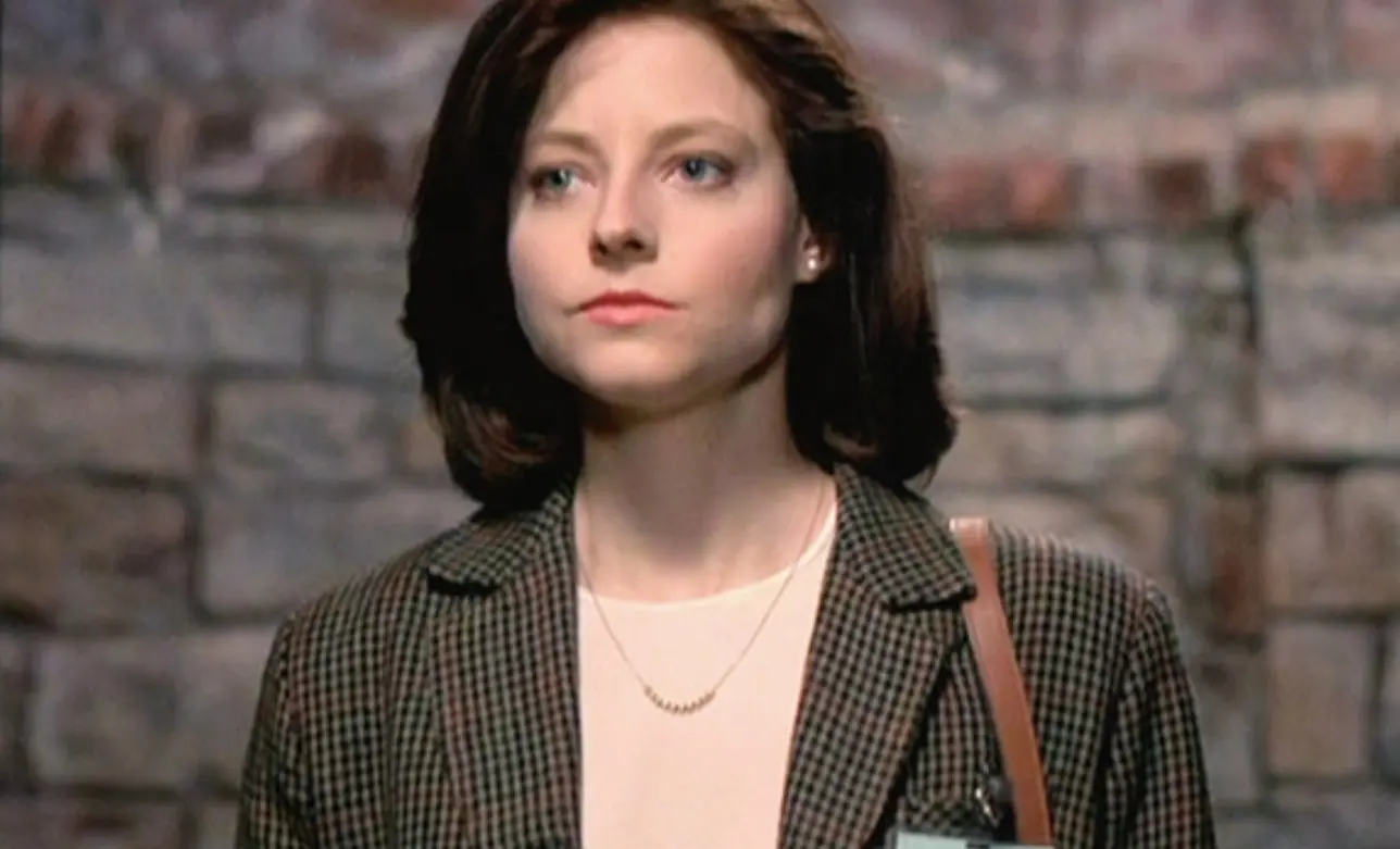 La actriz fue considerada para interpretar a la joven agente del FBI que se enfrenta al temido Hannibal Lecter, pero decidió no aceptar el papel debido al tono oscuro, violento y perturbador de la historia, que en ese momento no encajaba con los proyectos que buscaba. Finalmente, Jodie Foster asumió el personaje y logró una interpretación memorable que le valió el Oscar a Mejor actriz. La película también ganó Mejor película, consolidándose como un clásico del thriller psicológico.<br> La actriz fue considerada para interpretar a la joven agente del FBI que se enfrenta al temido Hannibal Lecter, pero decidió no aceptar el papel debido al tono oscuro, violento y perturbador de la historia, que en ese momento no encajaba con los proyectos que buscaba. Finalmente, Jodie Foster asumió el personaje y logró una interpretación memorable que le valió el Oscar a Mejor actriz. La película también ganó Mejor película, consolidándose como un clásico del thriller psicológico.<br>