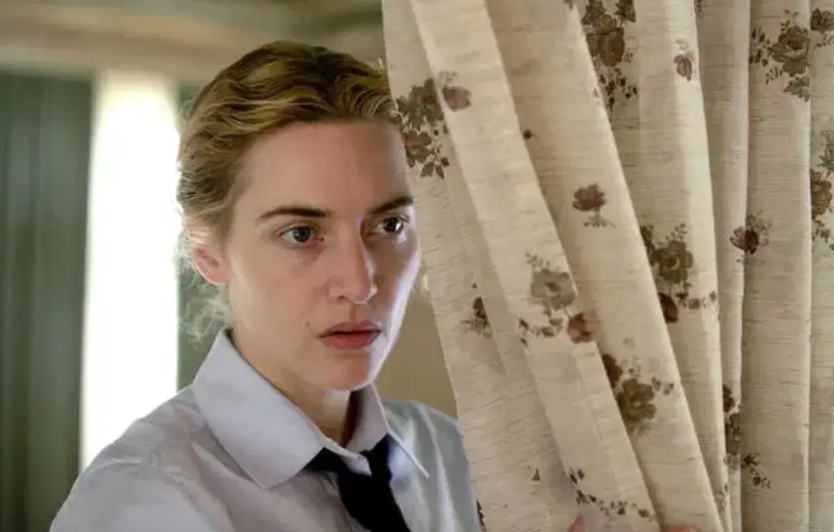 Kidman fue elegida inicialmente para protagonizar esta historia ambientada en la posguerra alemana, pero tuvo que dejar el proyecto debido a su embarazo. Kate Winslet asumió el papel y ofreció una actuación poderosa que le valió el Oscar a Mejor actriz. Curiosamente, este premio llegó después de varias nominaciones previas. Kidman fue elegida inicialmente para protagonizar esta historia ambientada en la posguerra alemana, pero tuvo que dejar el proyecto debido a su embarazo. Kate Winslet asumió el papel y ofreció una actuación poderosa que le valió el Oscar a Mejor actriz. Curiosamente, este premio llegó después de varias nominaciones previas.