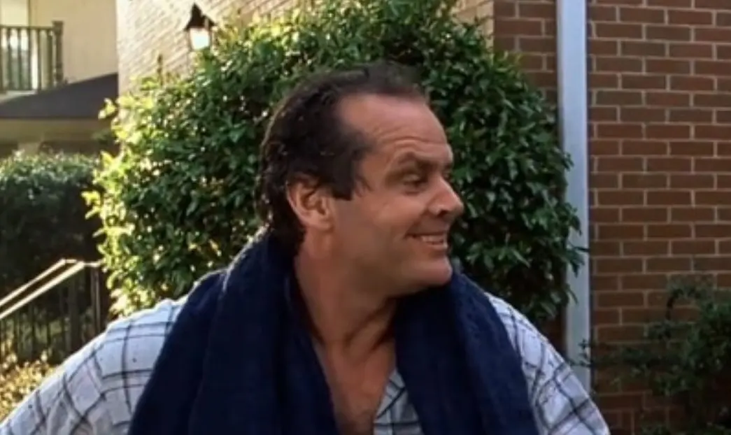 El actor abandonó el proyecto antes de comenzar el rodaje, en parte por diferencias creativas y compromisos con otros trabajos. Jack Nicholson tomó el papel y logró una interpretación carismática que le valió el Oscar a Mejor actor de reparto. La película fue un gran éxito y ganó cinco premios Oscar, incluyendo Mejor película. El actor abandonó el proyecto antes de comenzar el rodaje, en parte por diferencias creativas y compromisos con otros trabajos. Jack Nicholson tomó el papel y logró una interpretación carismática que le valió el Oscar a Mejor actor de reparto. La película fue un gran éxito y ganó cinco premios Oscar, incluyendo Mejor película.