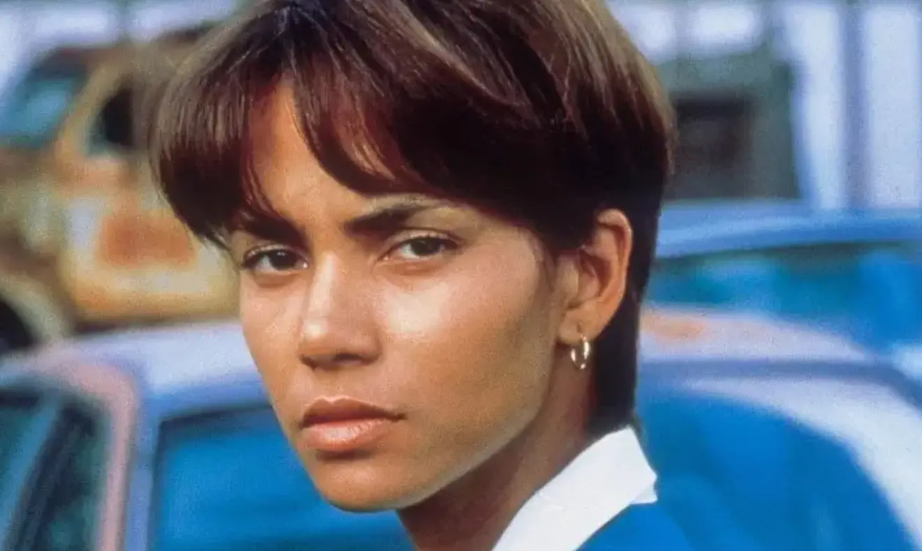 La actriz decidió no aceptar el papel debido a la intensidad emocional del personaje y a las escenas íntimas que implicaba. Halle Berry terminó interpretando el papel y ganó el Oscar a Mejor actriz, marcando un momento histórico al convertirse en la primera mujer afroamericana en recibir ese premio. Su actuación fue ampliamente reconocida por su profundidad y vulnerabilidad. La actriz decidió no aceptar el papel debido a la intensidad emocional del personaje y a las escenas íntimas que implicaba. Halle Berry terminó interpretando el papel y ganó el Oscar a Mejor actriz, marcando un momento histórico al convertirse en la primera mujer afroamericana en recibir ese premio. Su actuación fue ampliamente reconocida por su profundidad y vulnerabilidad.