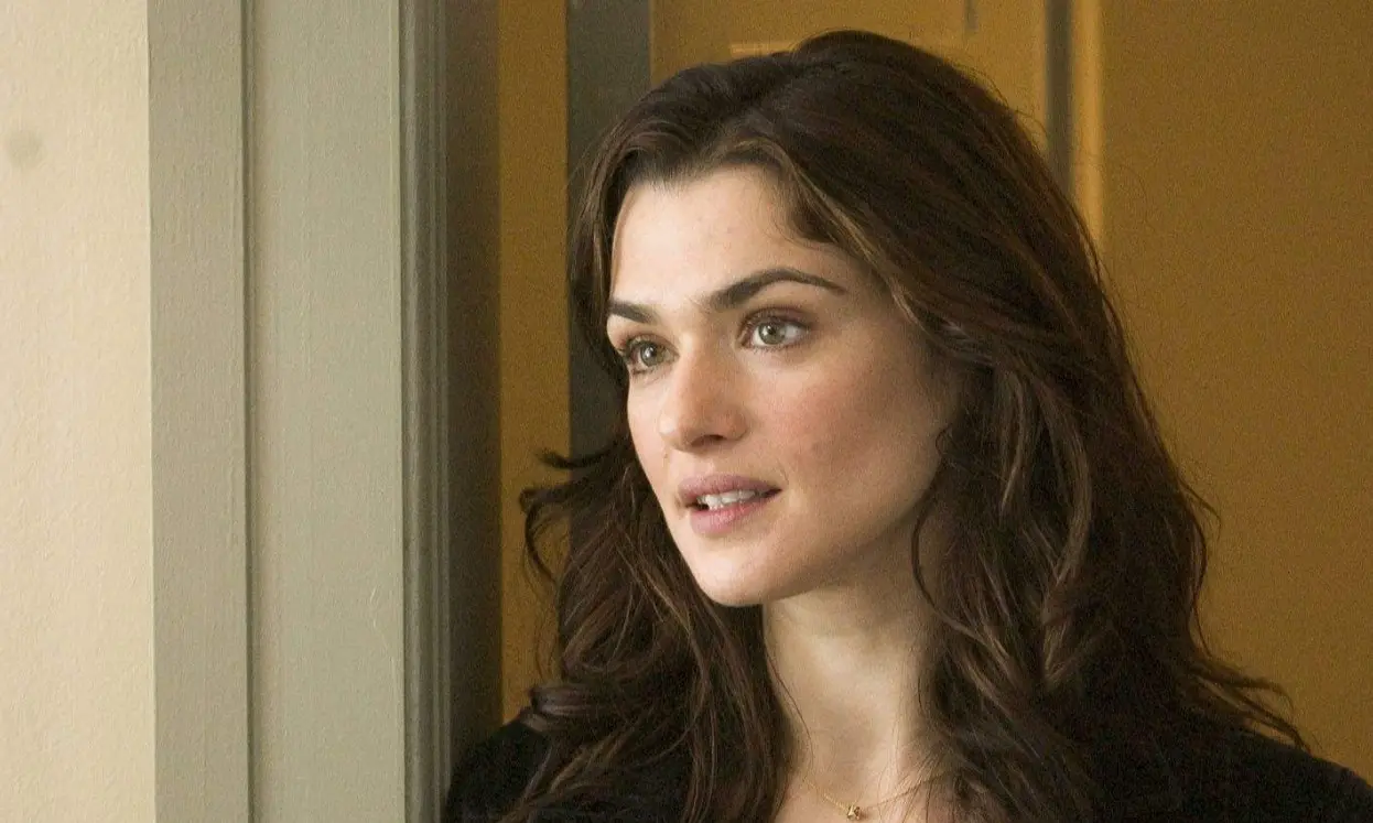 La actriz estaba contemplada para protagonizar este drama político, pero tuvo que abandonar el proyecto por cuestiones personales y de agenda, ya que se encontraba en una etapa muy demandante de su carrera. El papel fue interpretado por Rachel Weisz, quien recibió elogios de la crítica y ganó el Oscar a Mejor actriz de reparto. La película también fue reconocida por su historia profunda y su crítica social.<br> La actriz estaba contemplada para protagonizar este drama político, pero tuvo que abandonar el proyecto por cuestiones personales y de agenda, ya que se encontraba en una etapa muy demandante de su carrera. El papel fue interpretado por Rachel Weisz, quien recibió elogios de la crítica y ganó el Oscar a Mejor actriz de reparto. La película también fue reconocida por su historia profunda y su crítica social.<br>