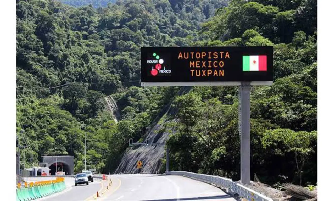  ¡Horror en la México-Tuxpan! Lanzan a tres personas desde un auto en movimiento 