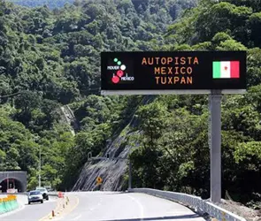 &iexcl;Horror en la M&eacute;xico-Tuxpan! Lanzan a tres personas desde un auto en movimiento