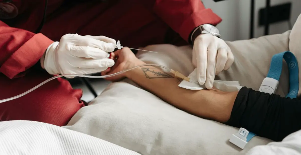  La Secretaría de Salud advierte sobre riesgos de sueros vitaminados tras la muerte de ocho personas en Sonora. 