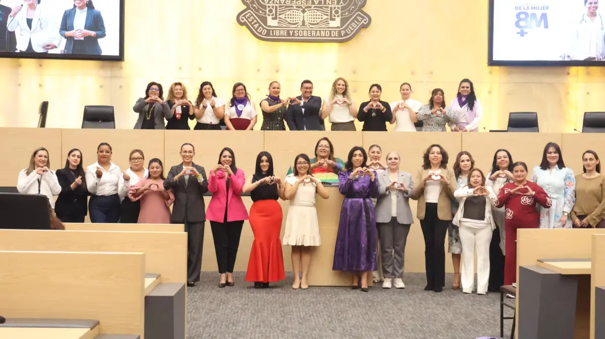  Mujeres de diversos sectores participan en el Parlamento de Mujeres en Puebla, donde presentaron iniciativas con perspectiva de género para fortalecer la igualdad y la participación ciudadana. 