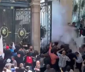 VIDEO: caos y portazo en el Congreso de la CDMX durante protesta por vivienda 