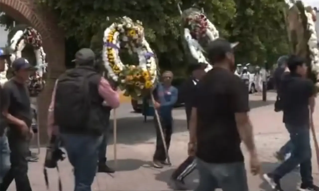  La familia se encontraba reunida afuera del hospital tras el ingreso de un paciente con un problema cardiovascular. 