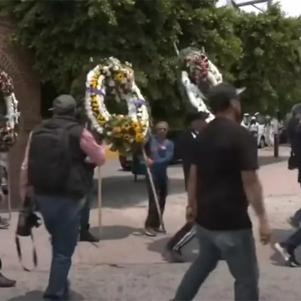 "Murieron en nuestras manos": Despiden a hermanos que murieron tras ser atropellados afuera del IMSS de Tecámac "Murieron en nuestras manos": Despiden a hermanos que murieron tras ser atropellados afuera del IMSS de Tecámac