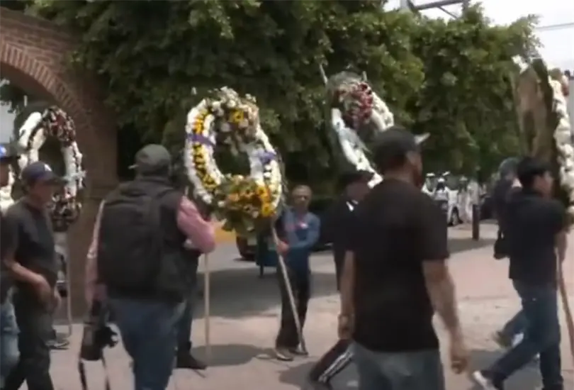 La familia se encontraba reunida afuera del hospital tras el ingreso de un paciente con un problema cardiovascular. La familia se encontraba reunida afuera del hospital tras el ingreso de un paciente con un problema cardiovascular.