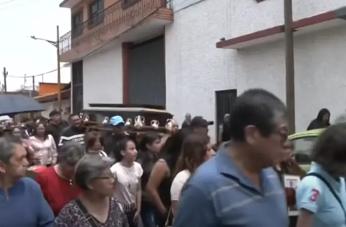 El cortejo avanzó entre música de mariachi, oraciones y lágrimas hasta la iglesia de San Francisco de Asís, donde se celebró una misa de cuerpo presente. Captura de pantalla.