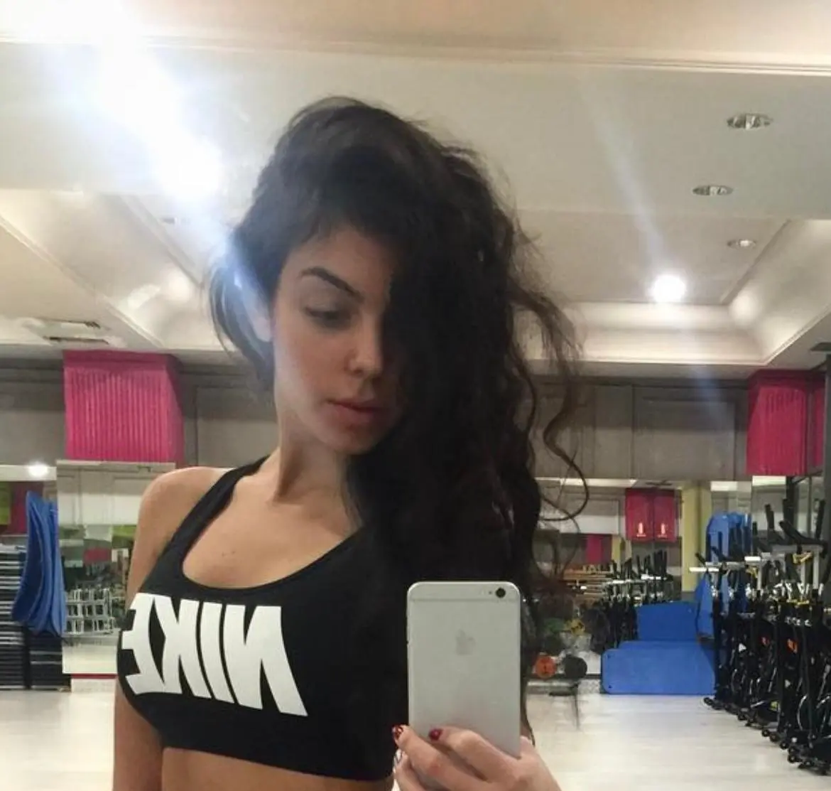 A partir de su relaci&oacute;n con el deportista, comenz&oacute; a ganar notoriedad p&uacute;blica y en 2017 firm&oacute; con la agencia UNO Models, iniciando formalmente su carrera como modelo.